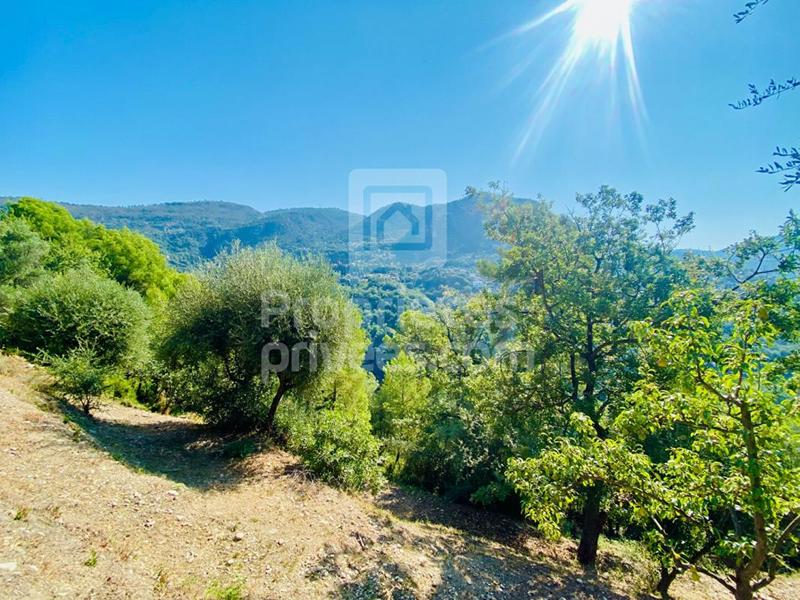 Terrain constructible - 1 400 m²