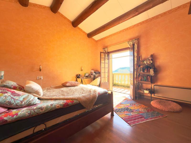 Propriété - 203 m² - 6 pièces