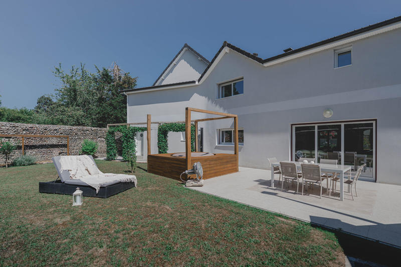 Maison - 255 m² - 7 pièces