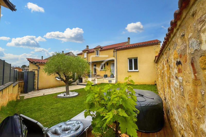 Maison - 281 m² - 9 pièces