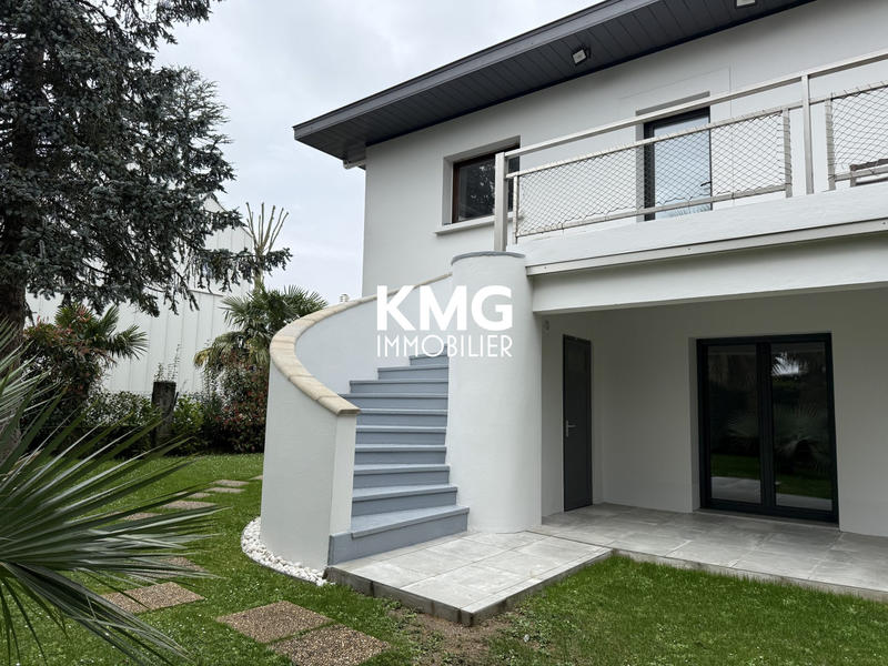 Maison traditionnelle - 210 m² - 9 pièces