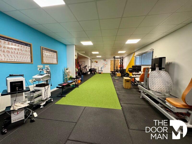 Local d'activité / Entrepôt - 265 m² - 10 pièces