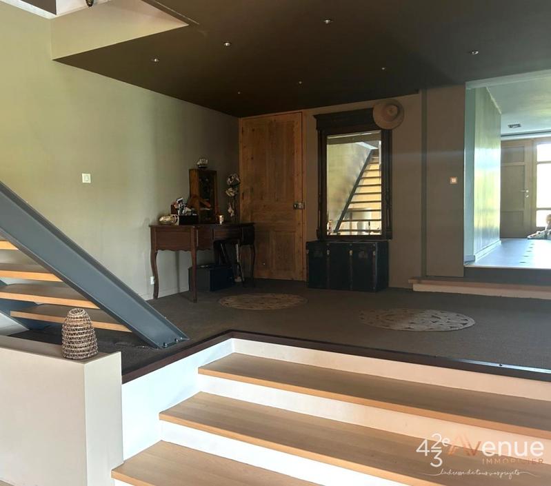 Maison - 375 m² - 10 pièces