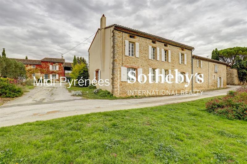 Maison - 393 m² - 10 pièces