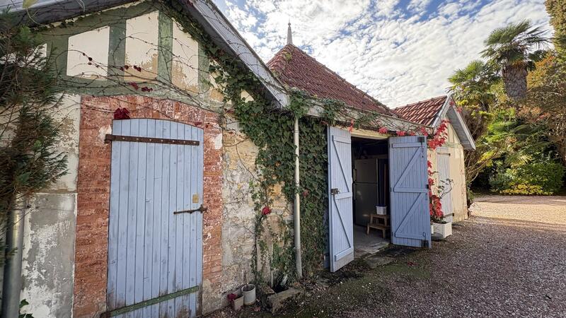 Maison - 270 m² - 8 pièces