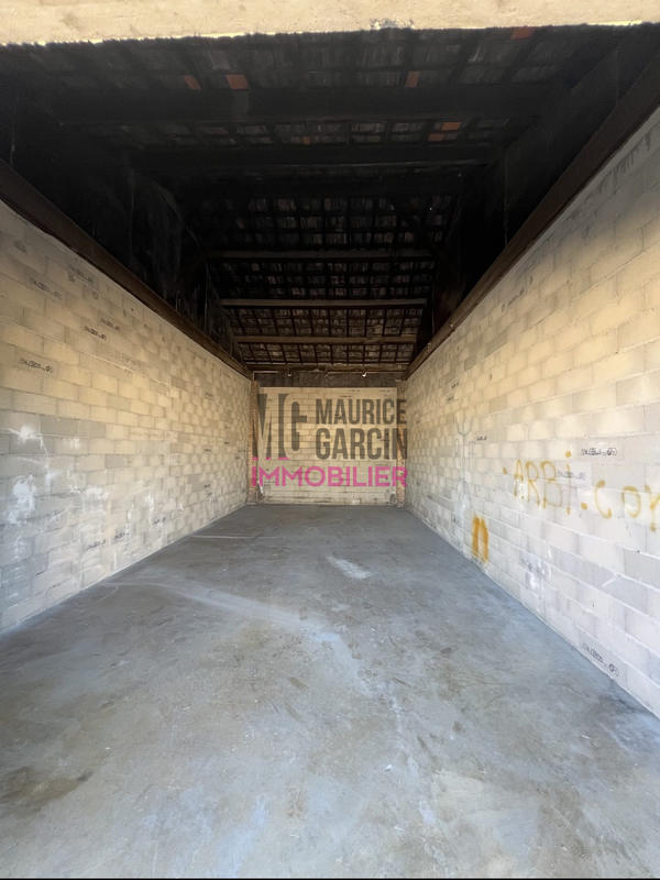 Parking / Garage - 220 m²