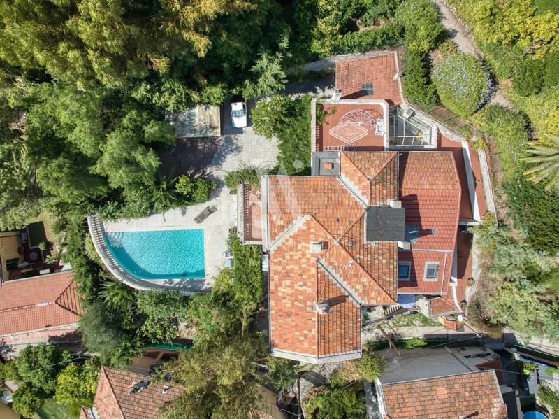 Villa - 475 m² - 12 pièces