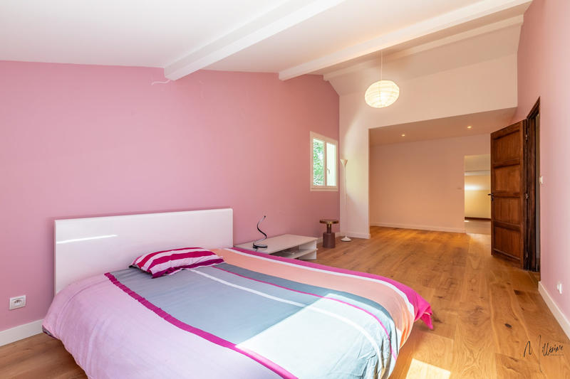 Maison - 330 m² - 9 pièces