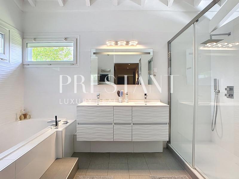 Maison - 260 m² - 10 pièces