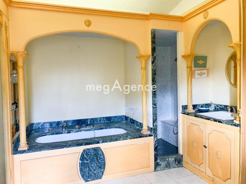 Propriété - 1 000 m² - 12 pièces