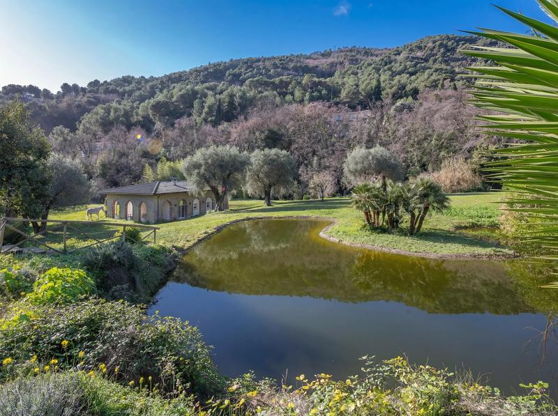 Propriété - 856 m² - 24 pièces