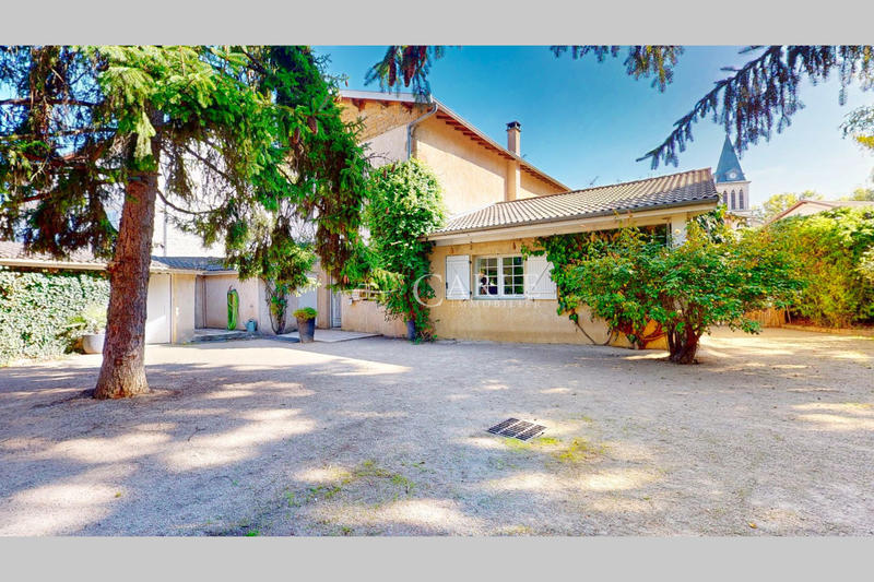 Maison - 330 m² - 8 pièces
