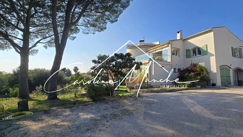 Maison - 250 m² - 8 pièces