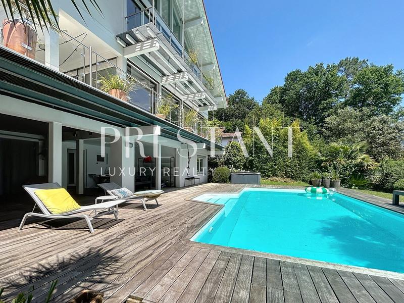 Maison - 337 m² - 8 pièces