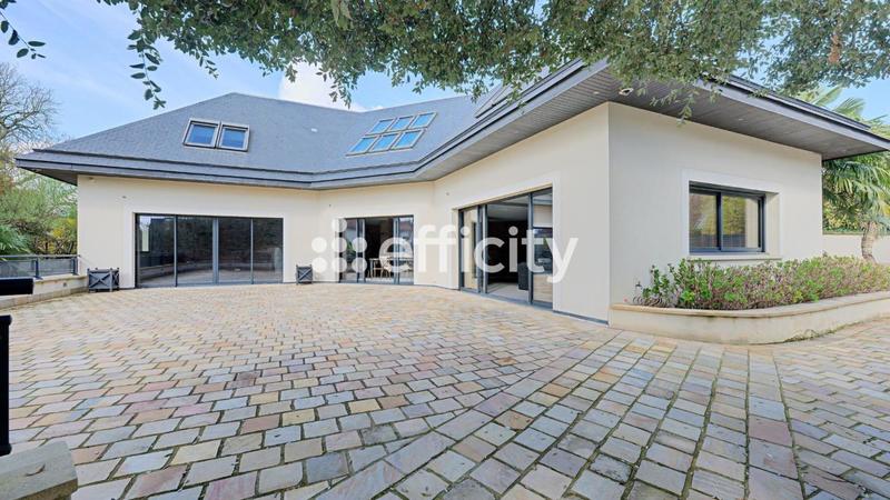 Maison - 335 m² - 9 pièces