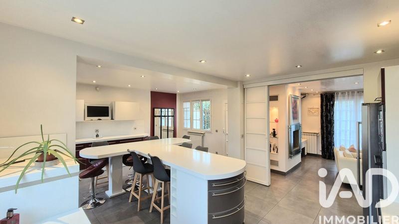 Maison - 230 m² - 7 pièces