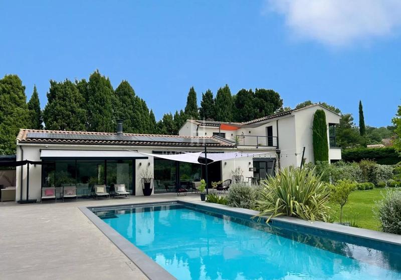 Propriété - 260 m² - 7 pièces