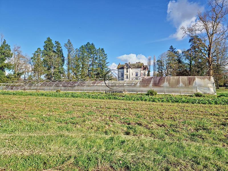 Propriété - 1 200 m² - 50 pièces