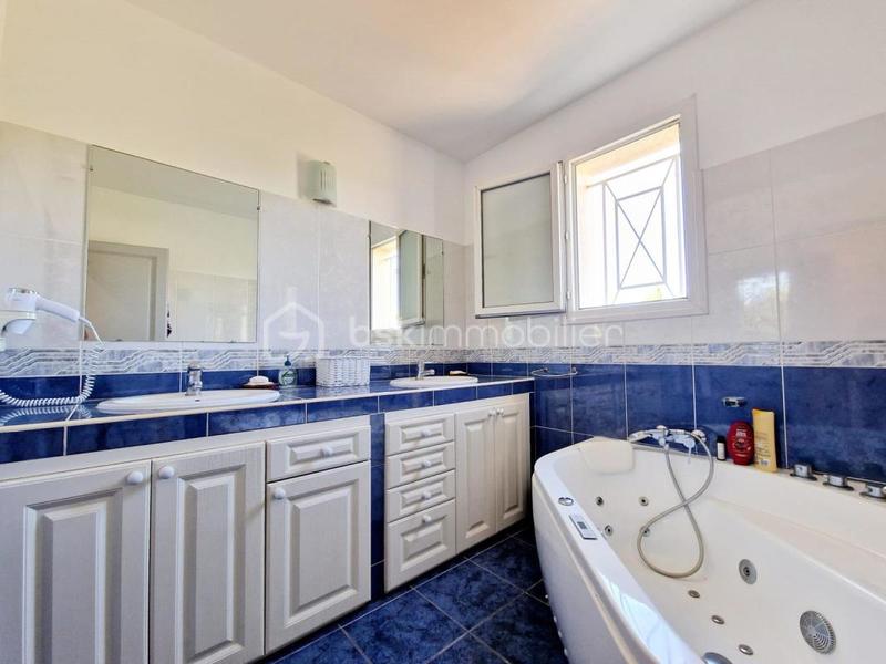 Villa - 202 m² - 9 pièces