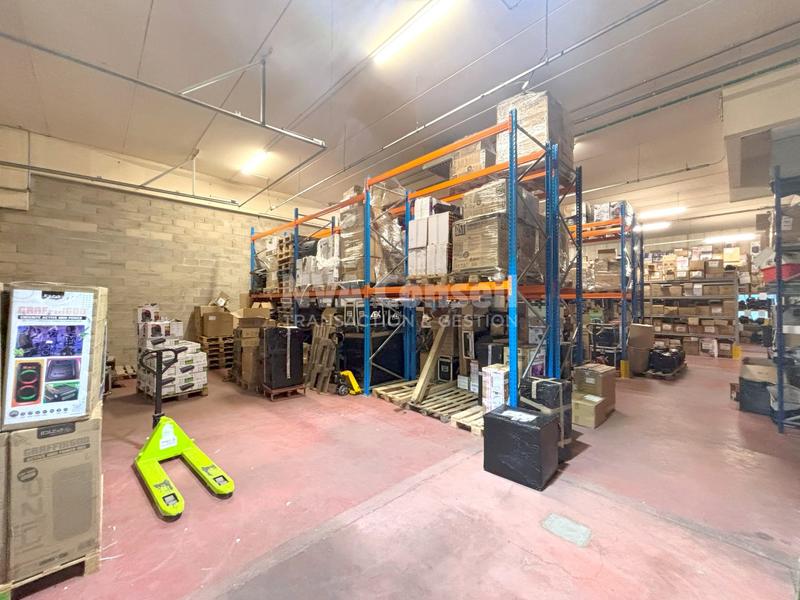 Local d'activités - 930 m²