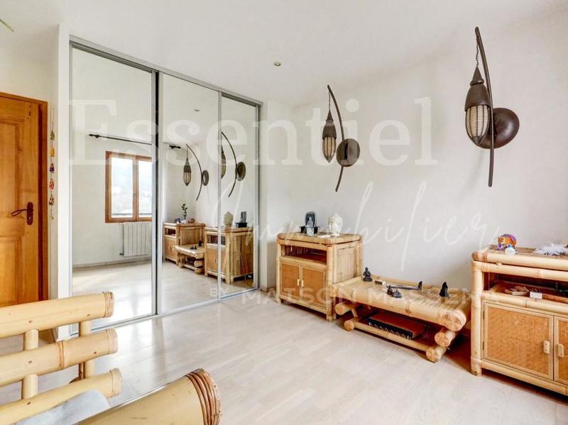 Propriété - 143 m² - 6 pièces