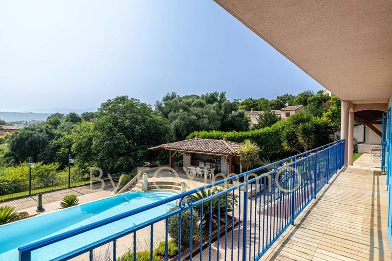 Maison - 240 m² - 8 pièces