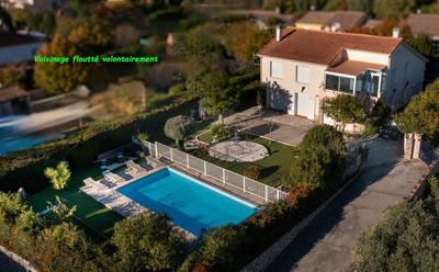 Maison - 182 m² - 8 pièces