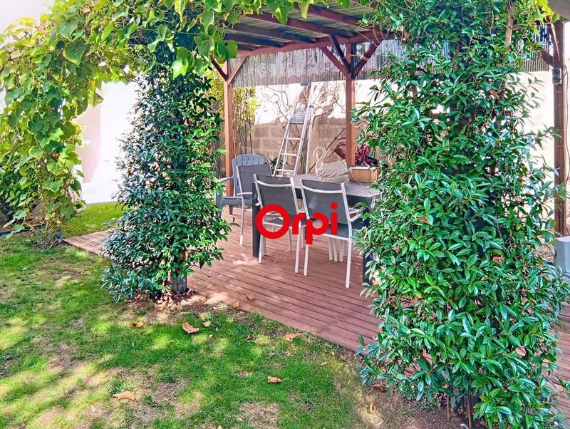 Maison - 242 m² - 9 pièces