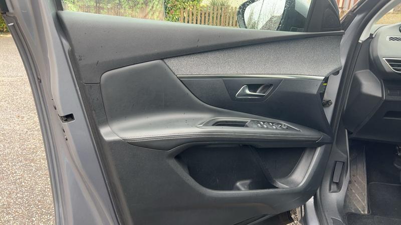 Peugeot 3008 II 1.5 BlueHDi 130 Eat8 Allure Business