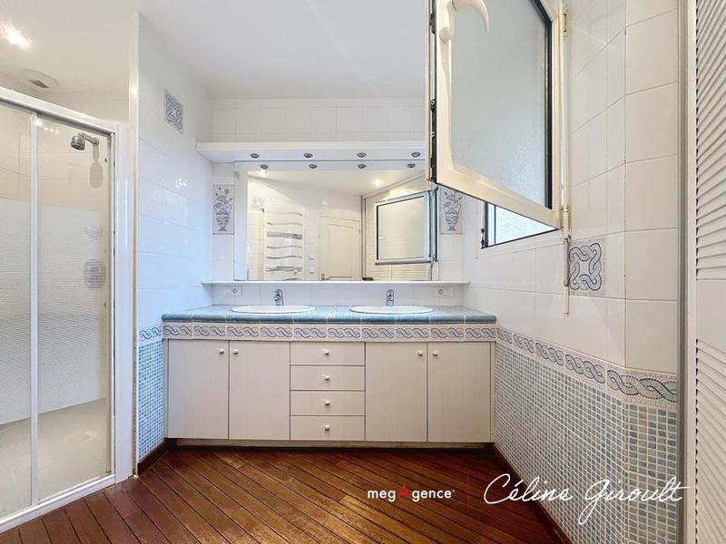 Maison traditionnelle - 213 m² - 9 pièces