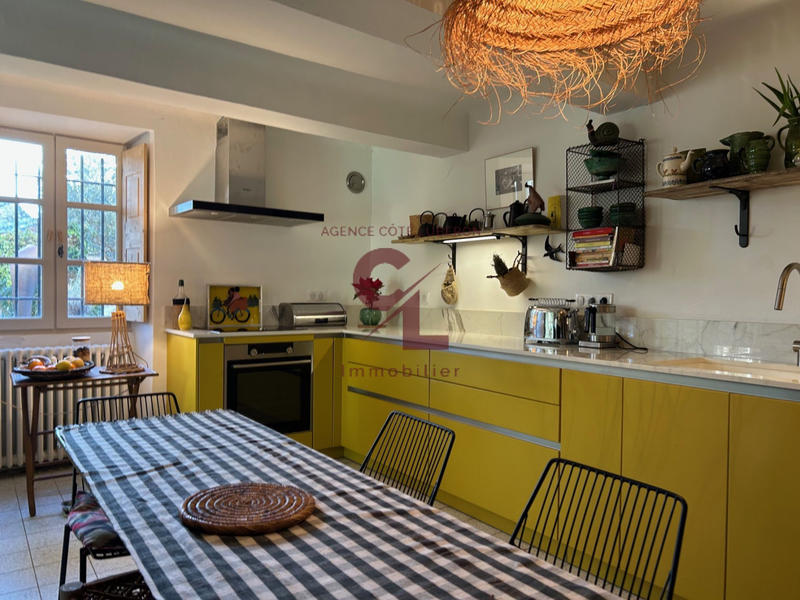 Maison - 285 m² - 9 pièces