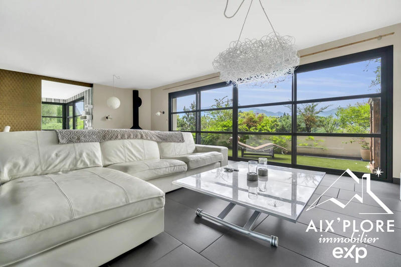 Maison - 270 m² - 10 pièces