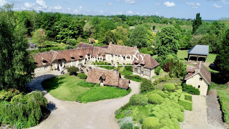 Maison - 875 m² - 25 pièces