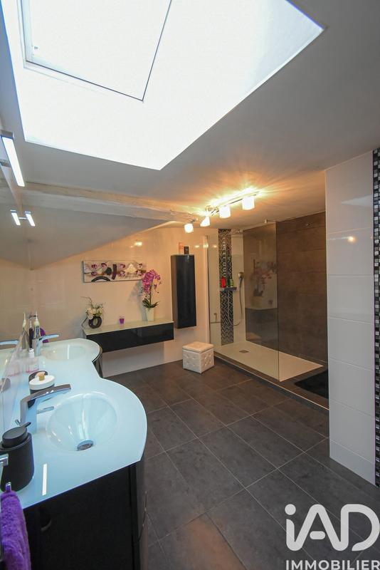 Maison - 143 m² - 9 pièces