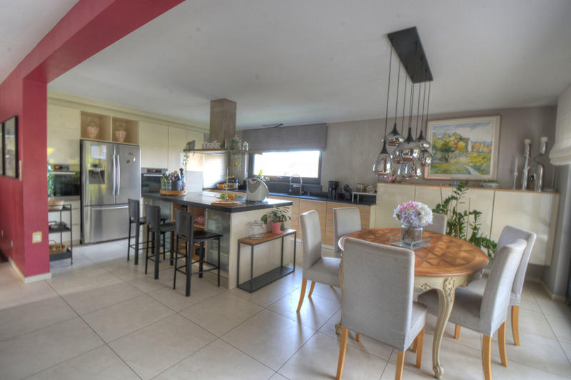 Maison - 200 m² - 6 pièces