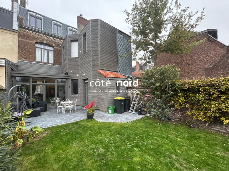 Maison - 216 m² - 10 pièces