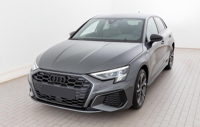 Audi A3 sportback 45 TFSIe s-Line 245 Hybride Rechargeable / Regulateur de Distance Carplay Android Auto Volant Méplat Jantes 18"