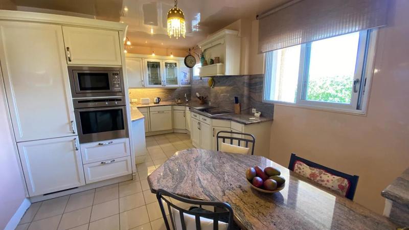 Maison - 170 m² - 9 pièces