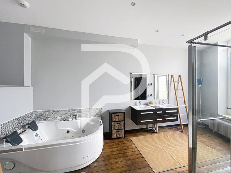 Propriété - 273 m² - 6 pièces