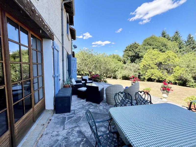 Maison - 285 m² - 8 pièces