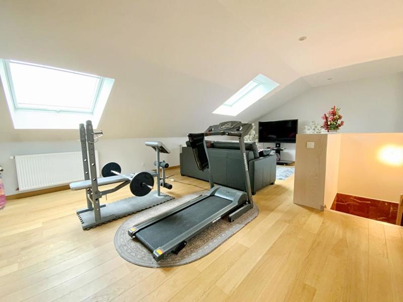 Maison - 250 m² - 6 pièces