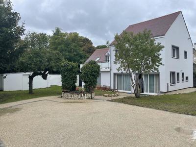 Maison - 216 m² - 8 pièces