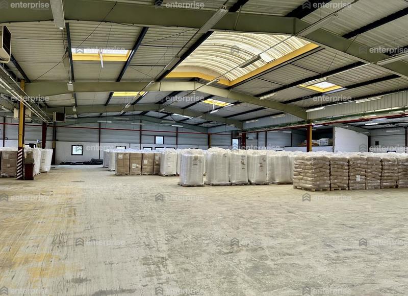 Entrepôt - 7 400 m²
