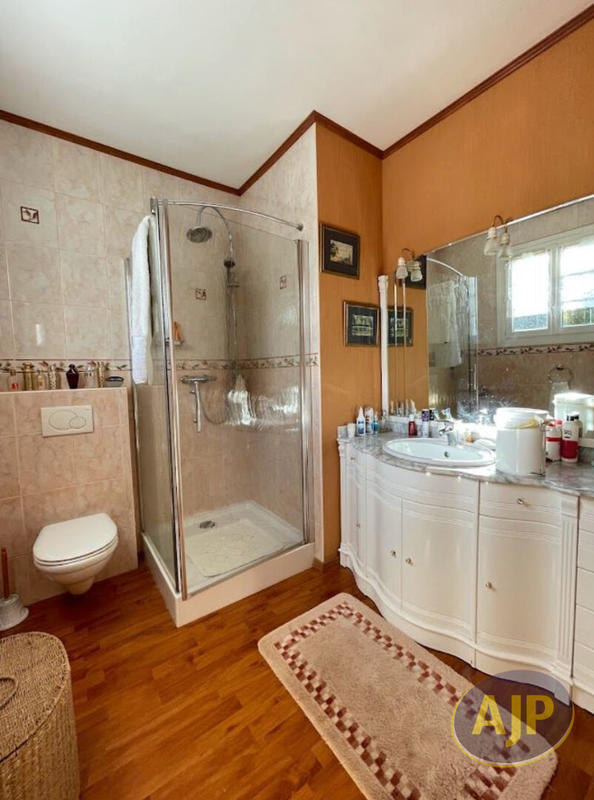 Maison - 260 m² - 8 pièces