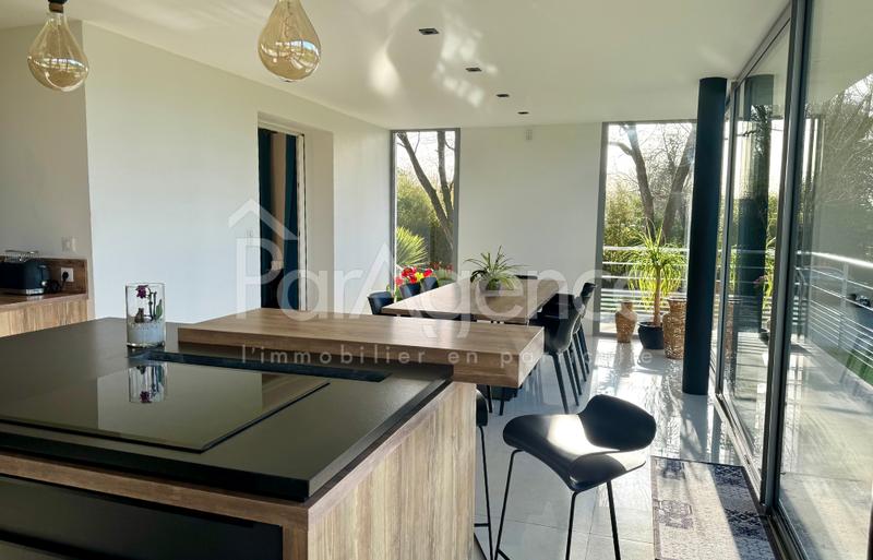 Maison - 290 m² - 9 pièces