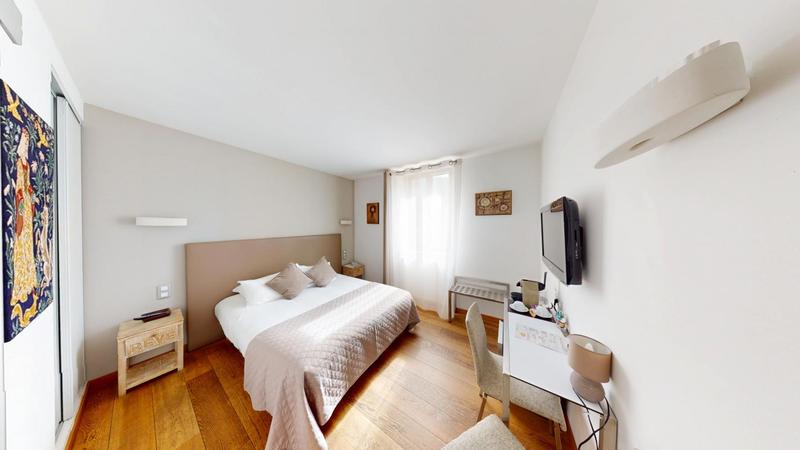 Maison - 1 000 m² - 16 pièces