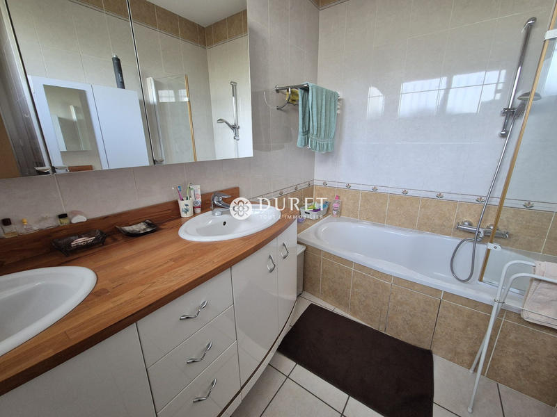 Maison - 202 m² - 8 pièces