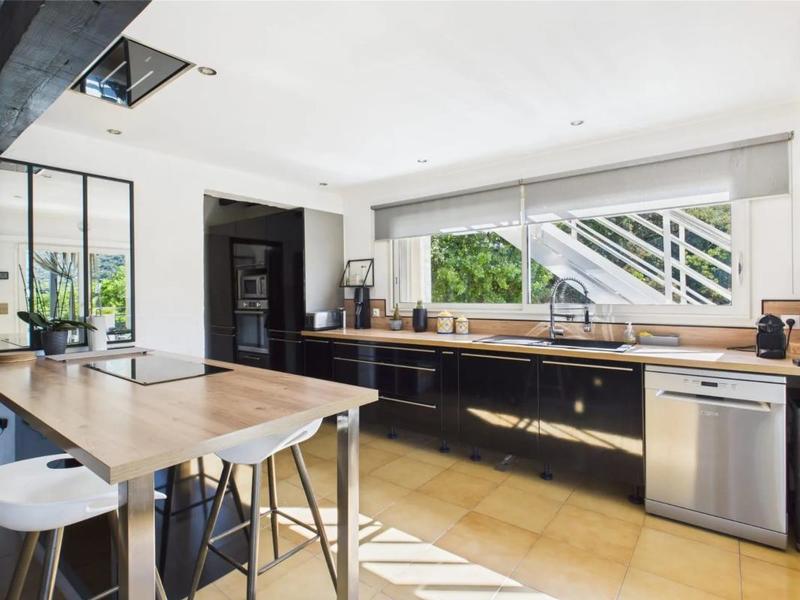 Propriété - 288 m² - 12 pièces