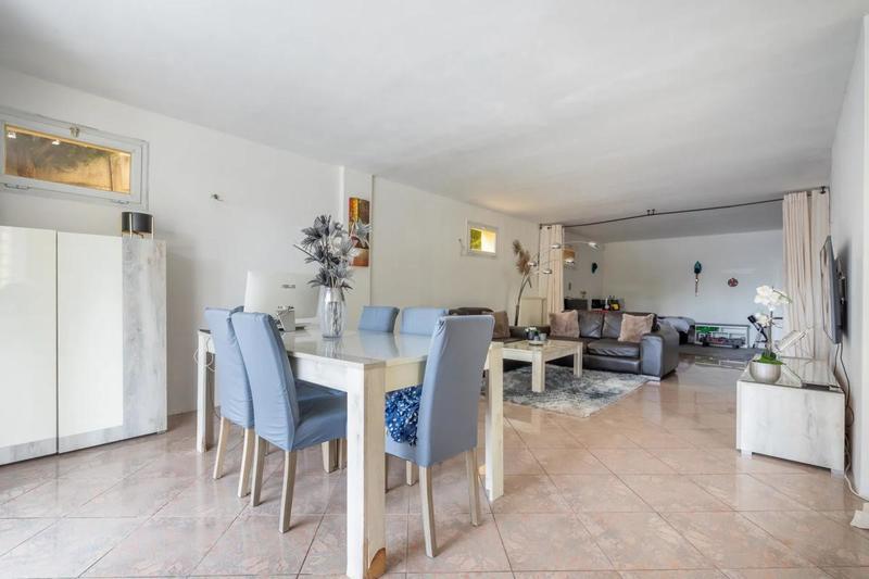 Maison - 220 m² - 11 pièces