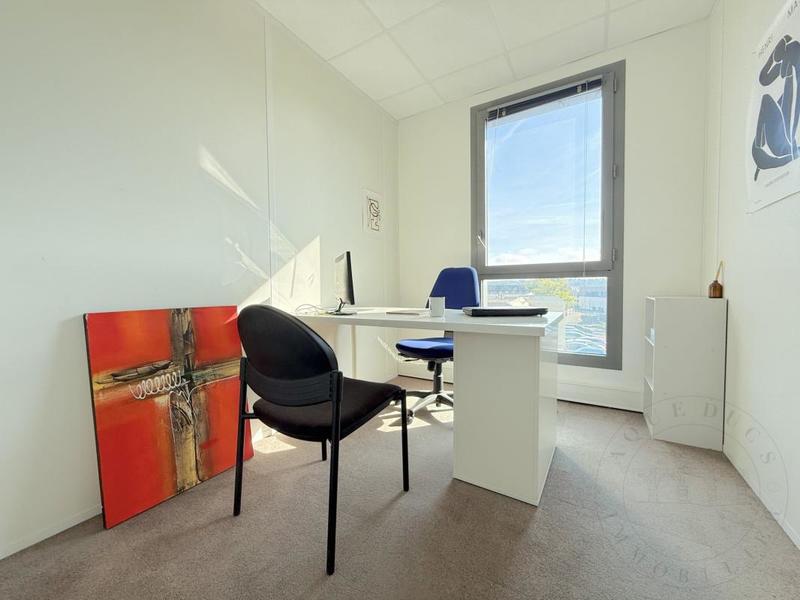 Bureau - 68 m² - 7 pièces